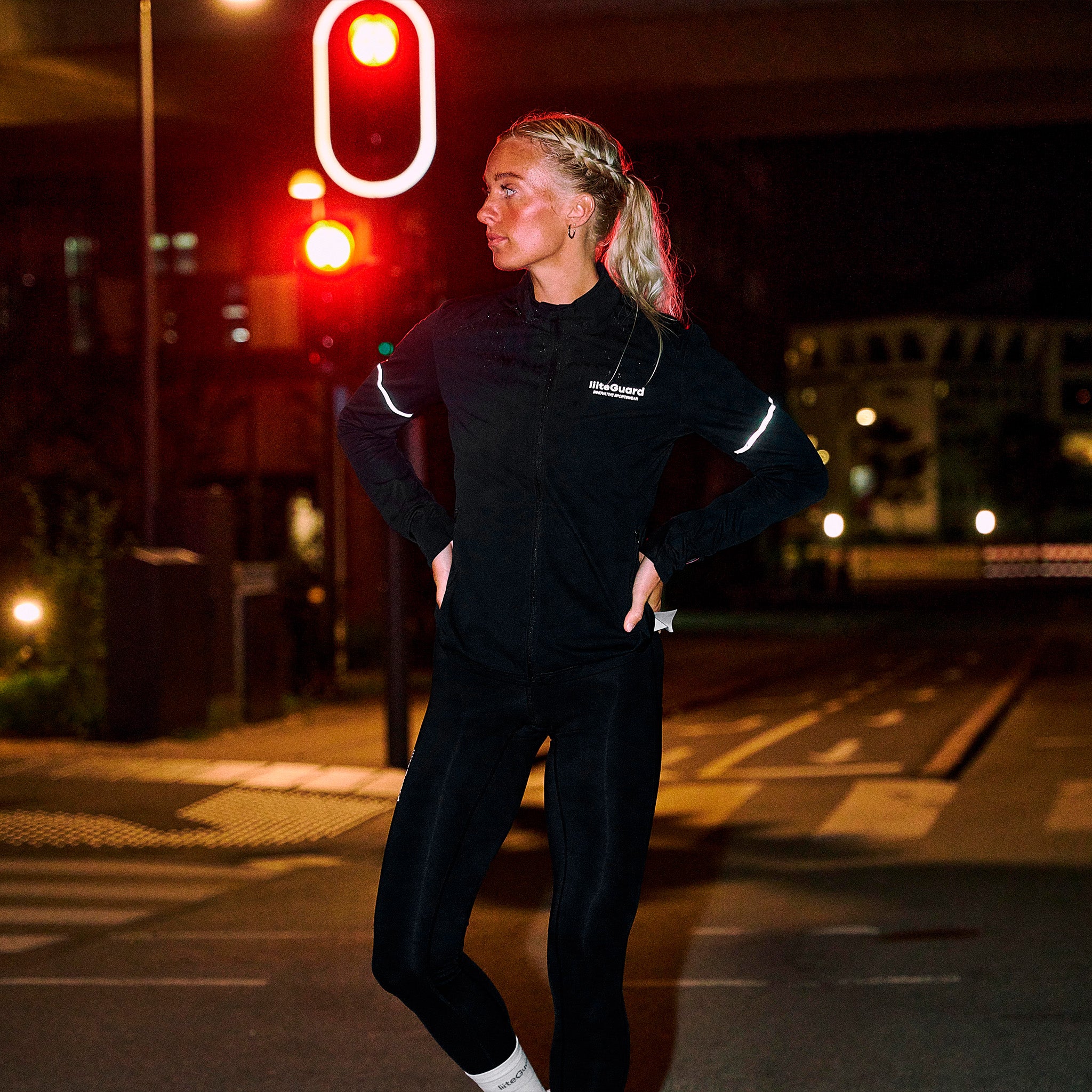 HYDRO-TECH RUNNING JACKET (WOMEN) - BLACK - Image 7