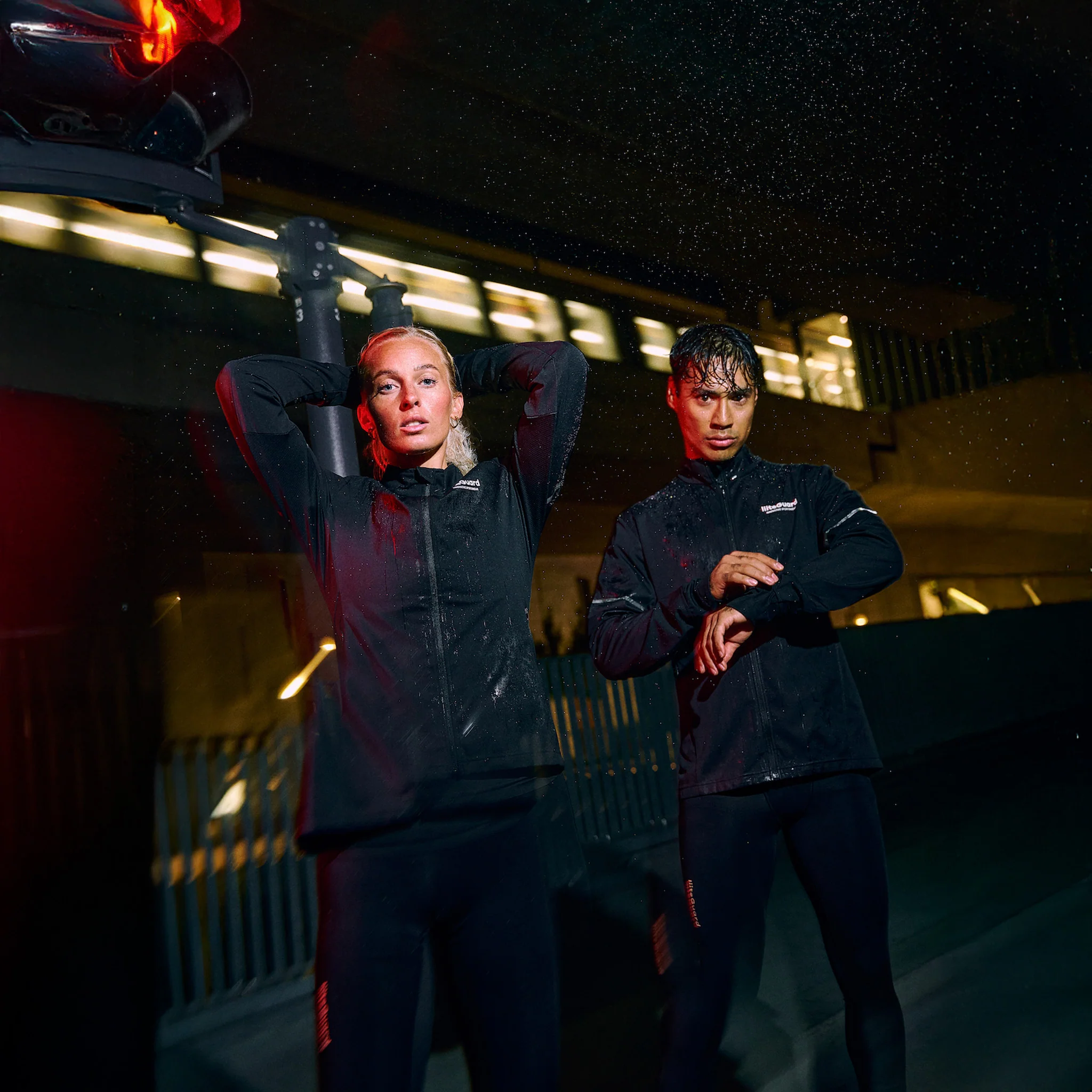 HYDRO-TECH RUNNING JACKET (WOMEN) - BLACK - Image 9